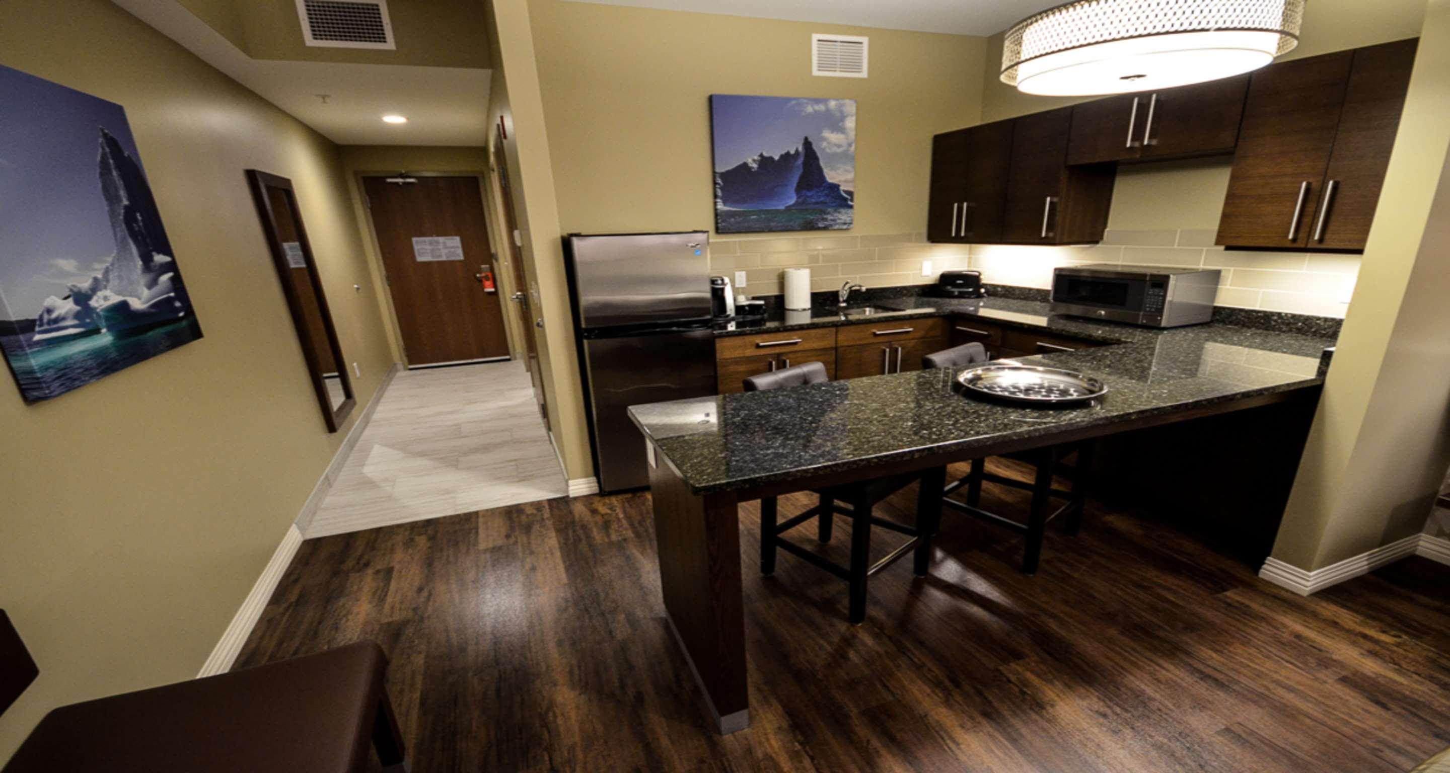 Best Western Plus St. John'S Airport Hotel And Suites Экстерьер фото